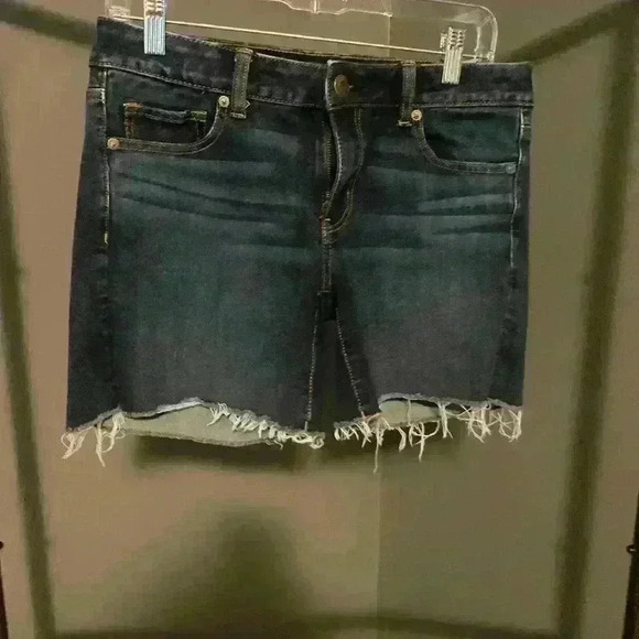 American Eagle Women’s Dark wash midi shorts size 8, 360 super stretch - Picture 3 of 10